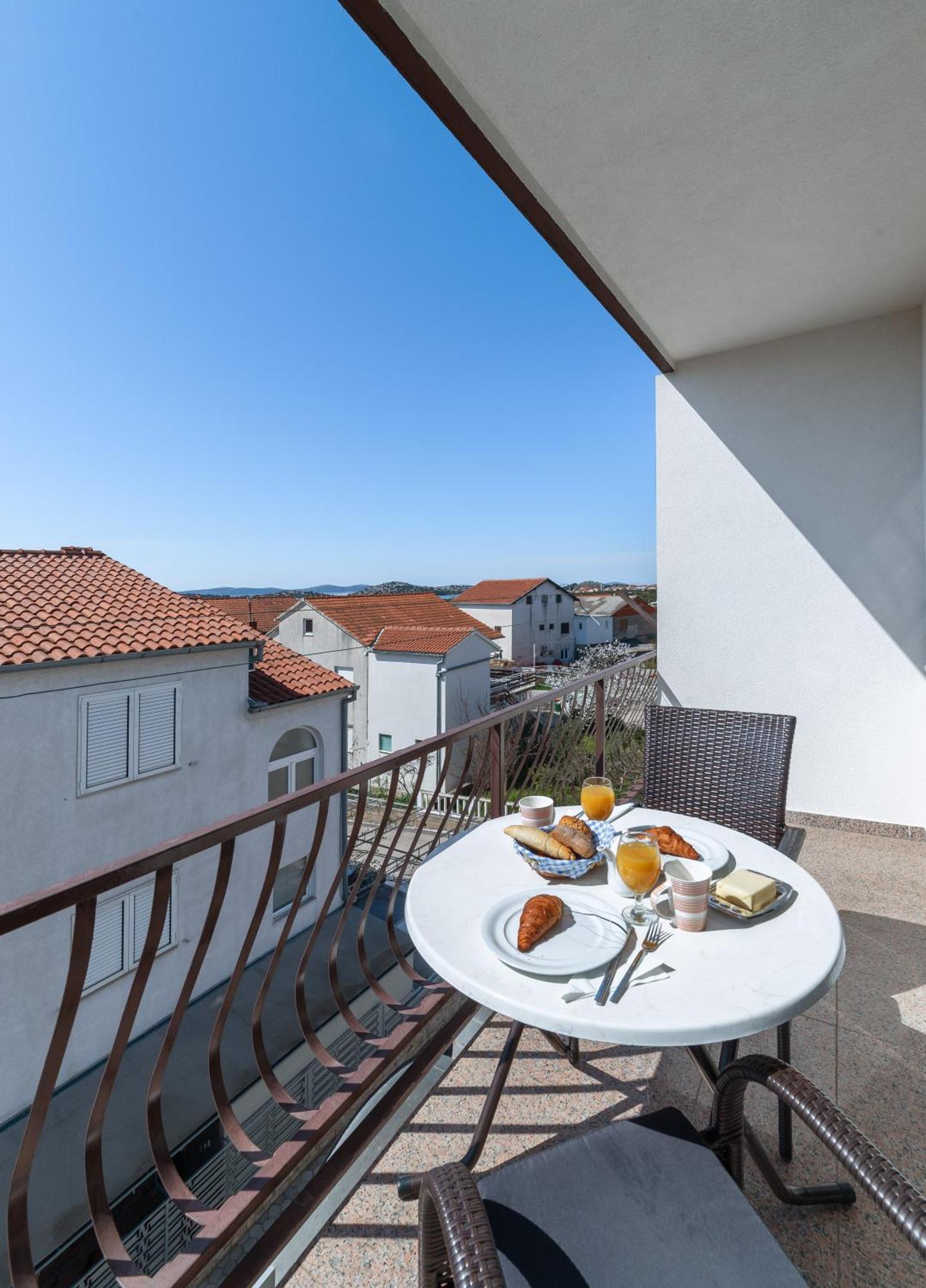 Apartments Valentino Vodice Exteriör bild